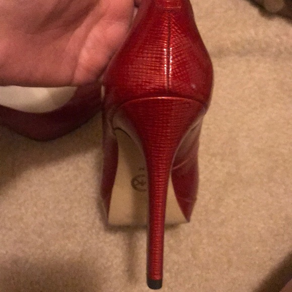 Preloved Shiny red Gorgeous heels 👠 Michael Kors - Picture 4 of 7